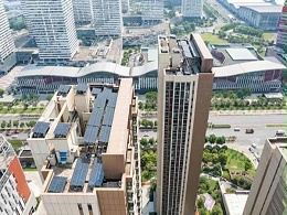 太阳能热水器改为光伏发电板，小区路灯全部用光伏发电